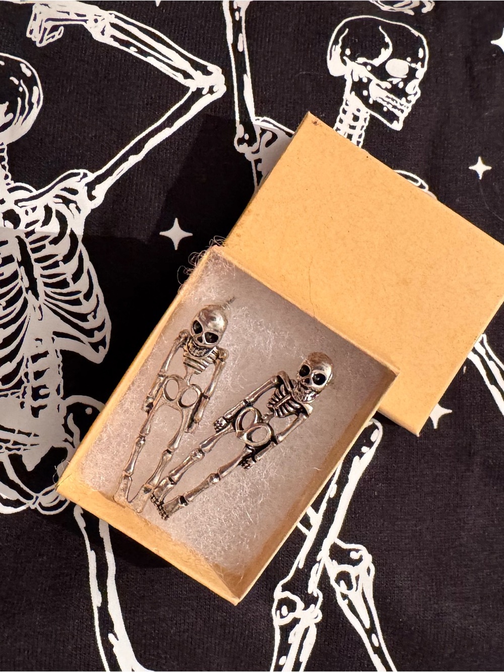 Halloween graphic tee in xl with skeleton earrings. Earrings are about 2 inches